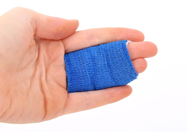 Lidská ruka, která má zraněné a obvázané dva prsty